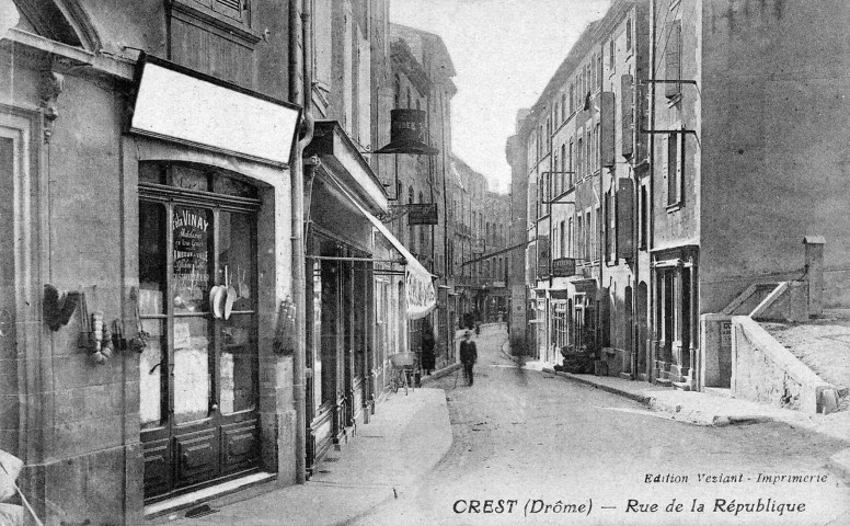 Crest. - Rue de la République.