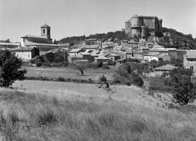 Suze-la-Rousse.- Vue du village et du château.