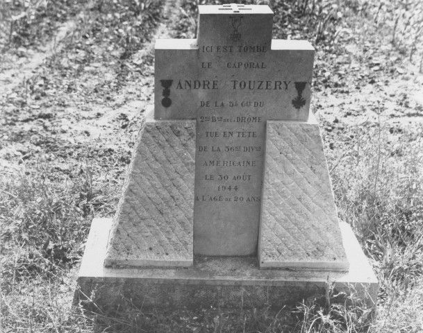 24. Brigade de Bourg-de-Péage. Nature de la commémoration : stèle. Lieu : Alixan, à un 1 km au sud de la localité, en bordure de la route nationale n°538. Nombre de victimes, mortes au combat : 1. Circonstances : le 30 août 1944, attaque de l'aviation allemande sur une compagnie FFI.