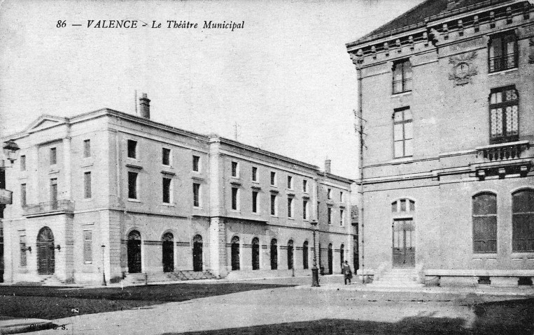 La mairie et le théâtre.