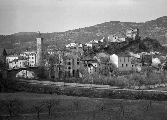 Mollans-sur-Ouvèze. - Vue du village et du pont sur l'Ouvèze