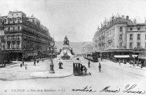 Valence.- Le tramway Valence Chabeuil arrivant place de la République la ligne a été mise en service fin 1894.