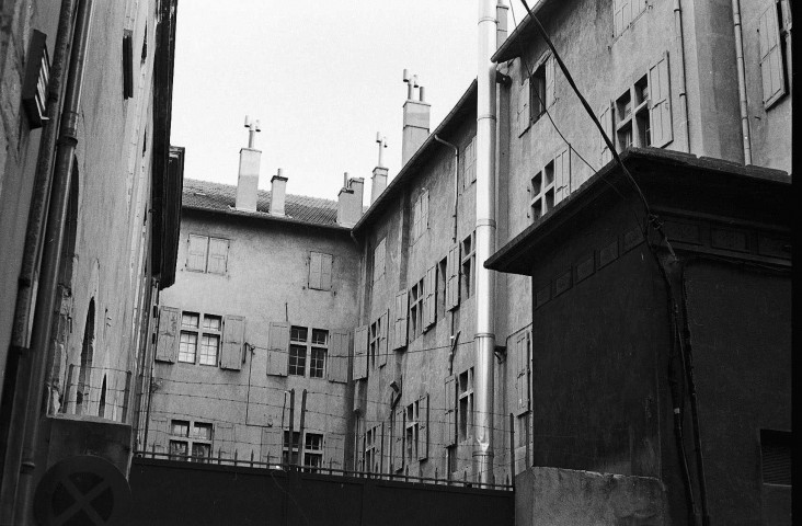 Valence. - La façade côté cour de l'ancienne abbaye de Vernaison, devenue annexe du Palais de Justice.