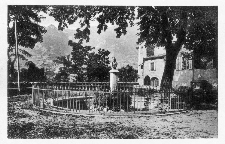 Monument de la comtesse de Die, place de l’Évêché.