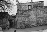 Saint-Restitut.- Remparts et porte du village.