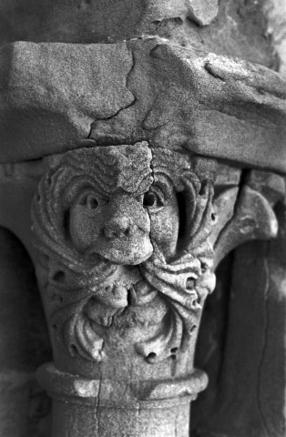 Mours-Saint-Eusèbe.- Chapiteau du porche du clocher de l'église Notre-Dame.