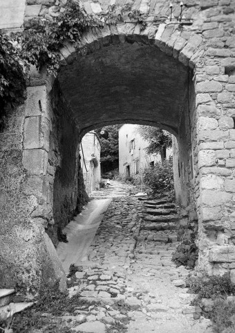 La Bégude-de-Mazenc. - Porte de l'ancien village Châteauneuf-de-Mazenc.