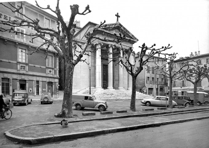 Crest. - L'église Saint Sauveur place du Général de Gaulle.