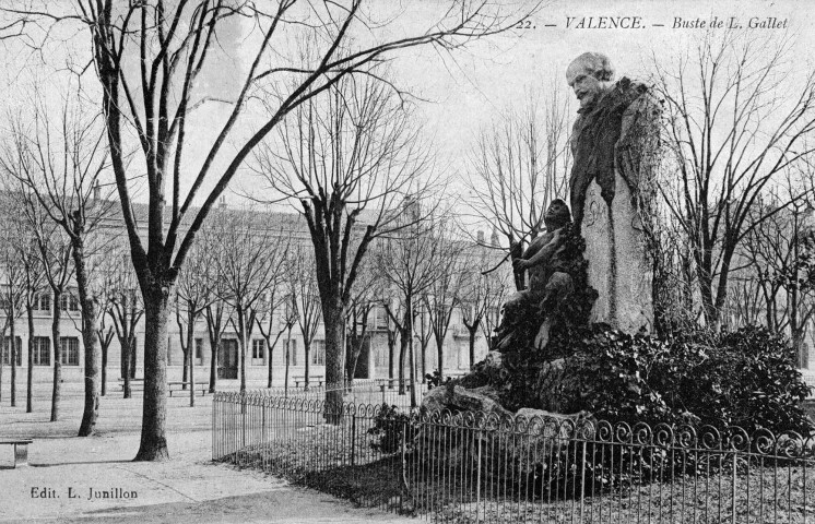 Valence.- Le buste de Louis Gallet au Champ de Mars, inauguré le 29 septembre 1901, oeuvre du sculpteur Injalbert.