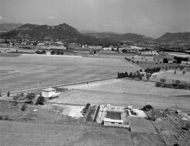 Cléon-d'Andran. - Vue aérienne de la piscine et des alentours