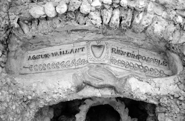 Hauterives.- Détail du palais idéal du Facteur Cheval, inscription.