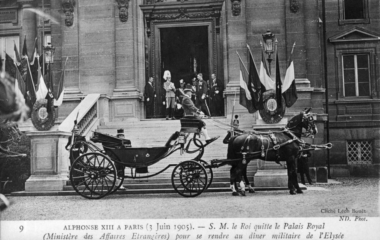 Alphonse XIII, roi d'Espagne sortant du Palais Royal, lors de son voyage officiel du 30 mai au 5 juin 1905.