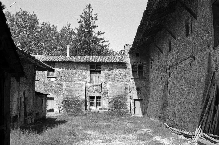 Châteaudouble.- Façade des écuries de la ferme du château.