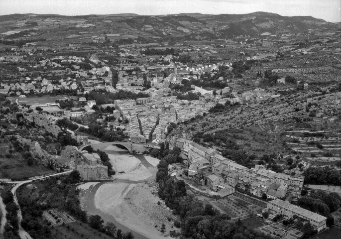 Nyons. - Vue aérienne de la ville et du pont sur la rivière l'Eygues.