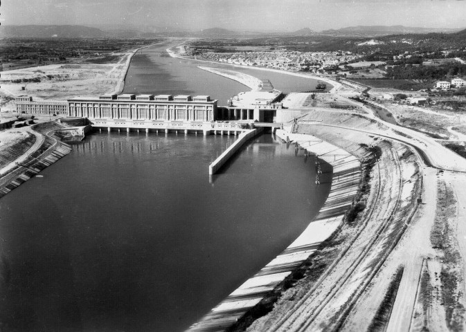 Vue aérienne du barrage et de l'écluse de Donzère-Mondragon dit André Blondel.