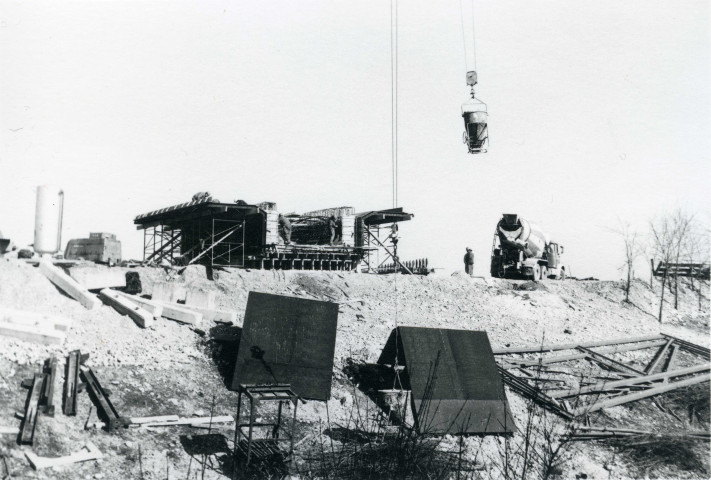 Coffrage de la tête de pile P5 et bétonnage.