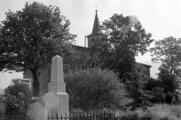 Vaunaveys-la-Rochette. - La façade sud de l'église Sainte-Marie-Madeleine.