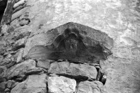 Vesc. - Pigeonnier à l'angle d'une maison.