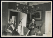 [Trois joueurs d'accordéons]. Photographie noir et blanc.