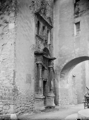 Buis-les-Baronnies.- La porte renaissance de l'ancienne chapelle des Ursulines, le passage couvert du couvent situé de l'autre côté de la rue des Quiastres.