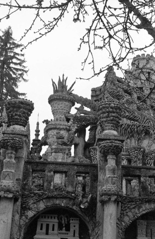 Hauterives.- Reportage sur le palais idéal du Facteur Cheval.