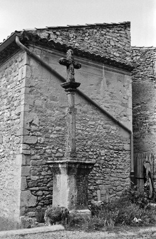 Chantemerle-lès-Grignan. - Croix de chemin.