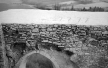 Marsanne. - Chape sur le mur sud de l'ancienne église Saint-Félix.