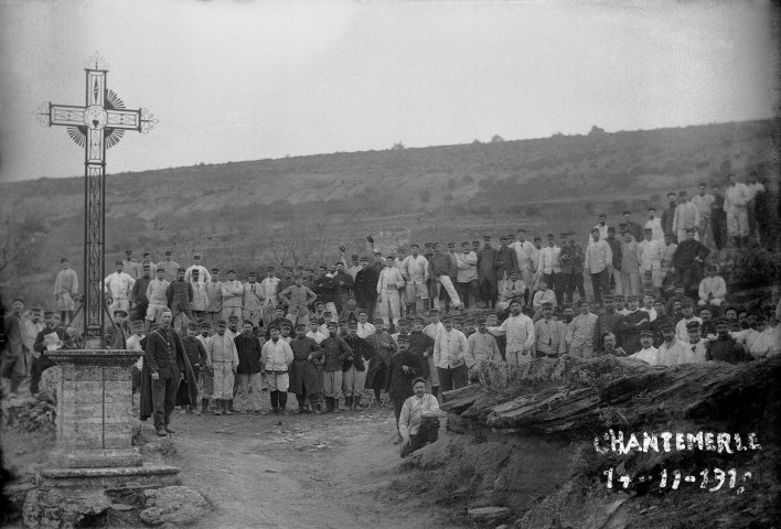 Chantemerle[-lès-Grignan].- Important groupe de soldats près d'un calvaire. Soldats du 17e Régiment d'infanterie, 30ème compagnie, cuisine.