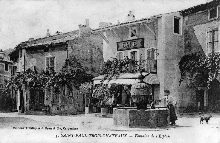 Saint-Paul-Trois-Châteaux.- La fontaine place de l'Esplan.