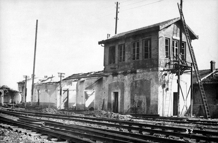 La gare P II, l'abri de la brigade 145 A et les ateliers.