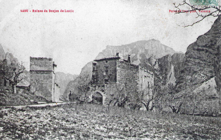 Ruines du donjon de Lastic à Saoû.