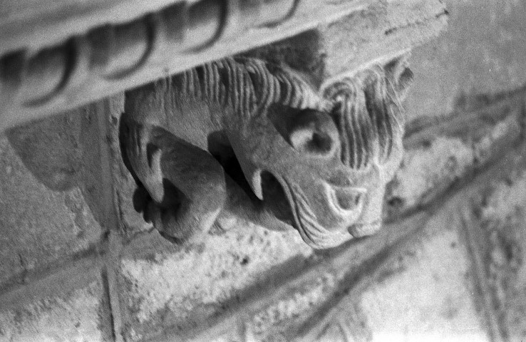 Champagne (Ardèche). - L'église Saint-Pierre, modillon.