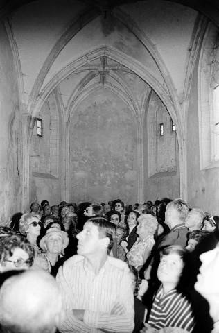Montjoux. - Visite de l'association des Amis du Buis, la nef de la chapelle du château (XVe s.).