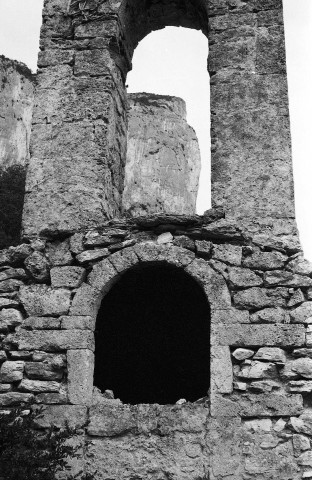 Omblèze. - Le clocheton de la chapelle Sainte-Madeleine du hameau d'Ansage, après les travaux de dégagement en juillet 1979.