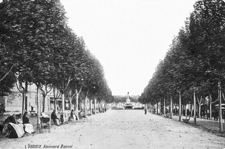 Boulevard Bancel et la fontaine (1887).