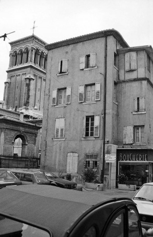 Valence. - Le clocher de la cathédrale Saint-Apollinire et le Pendentif vus de la place du Présidial.