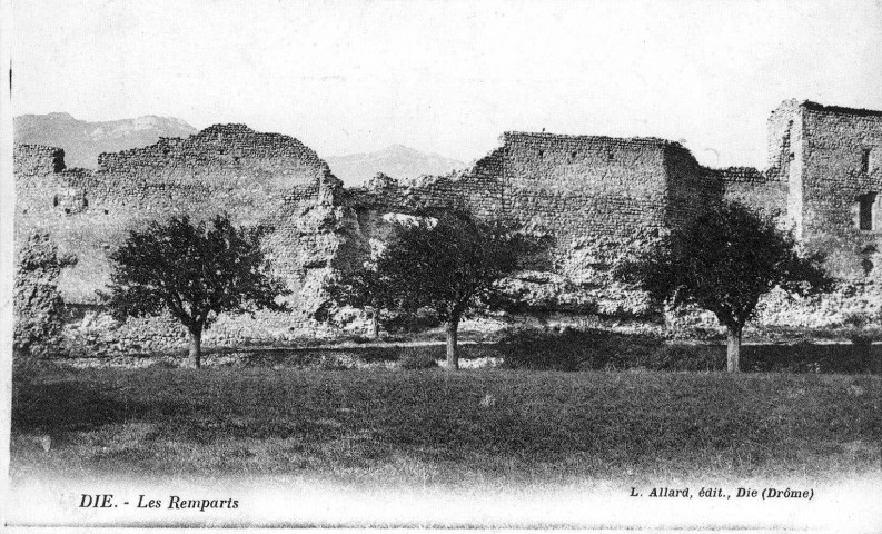 Vestiges des remparts gallo-romains.