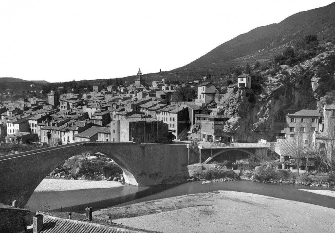 Nyons. - Le pont sur la rivière l'Eygues et de la ville.