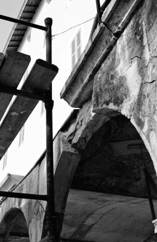 Romans-sur-Isère.- La face sud du bâtiment nord de la galerie des jardins du musée de la Chaussure, l'ancien couvent des Ursulines, pendant les travaux de restauration.