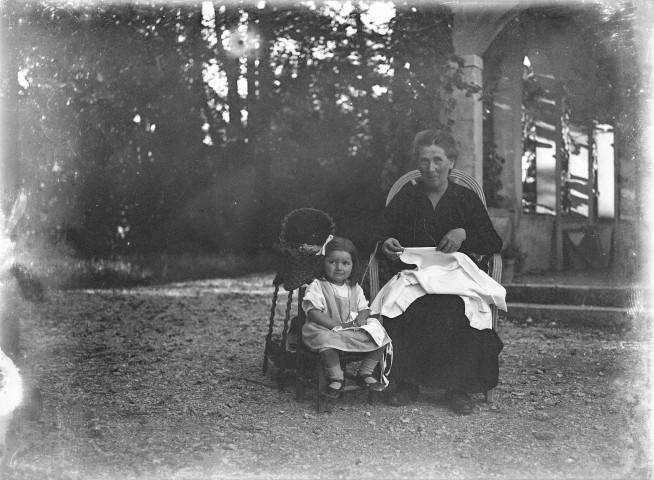 Charols, château de Salettes. - Marie-Thérèse Champin et Thérèse de Guilhermier, assises sur des chaises d'extérieur en train de faire de la couture.