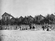 Romans-sur-Isère.- Bataillons scolaires sur la place d'Armes (actuelle Place Jean Jaurès).