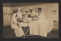 Carte postal Marguerite Verguet en pleine opération à l'Hôpital militaire de Valence.