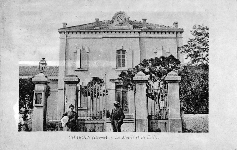 Charols.- La mairie et les écoles.