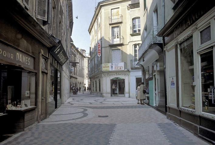 Valence.- Les premières rues piétonnes.