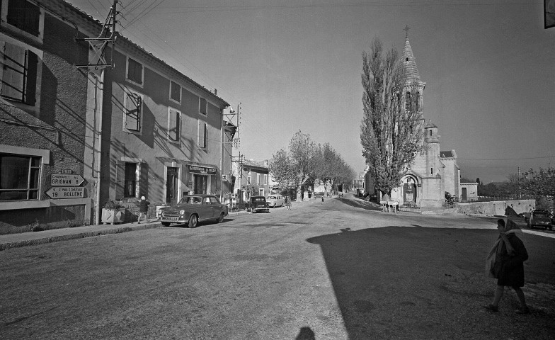 Montségur-sur-Lauzon. - Place de l'église Saint-Jean l'Evangéliste.