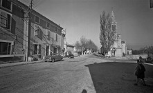 Montségur-sur-Lauzon. - Place de l'église Saint-Jean l'Evangéliste.