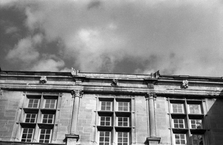 Suze-la-Rousse.- Façade sud sur cour du château.