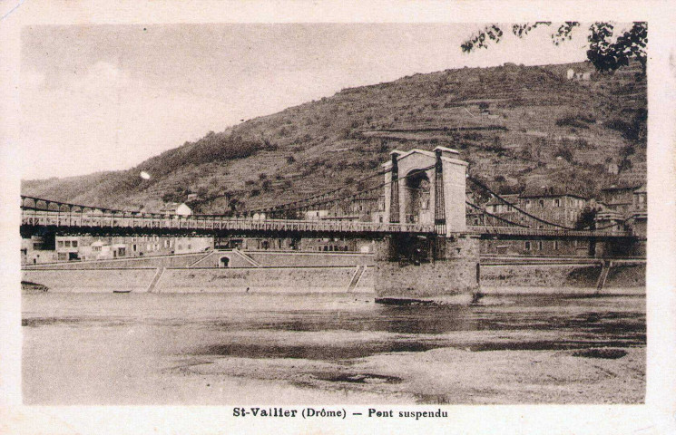 Le pont suspendu sur le Rhône, détruit en 1944.