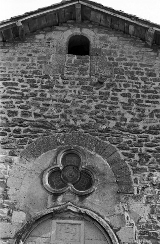 Bathernay. - La façade occidentale de l'église Saint-Étienne, l'ancien oculus.