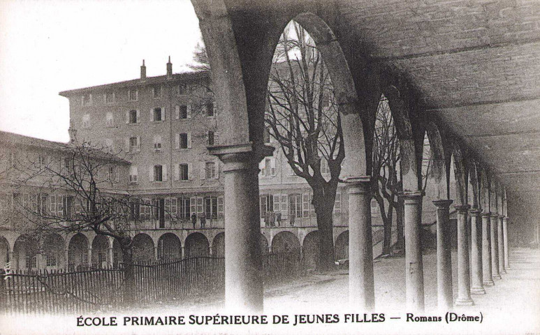 L'école supérieure de Jeunes Filles, l'actuel musée de la Chaussure.